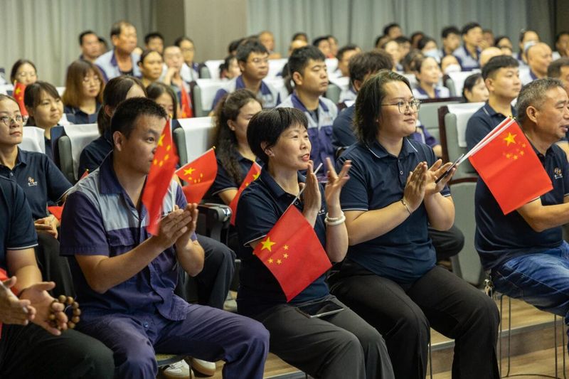 卓一牧业组织观看抗战胜利80周年大阅兵仪式